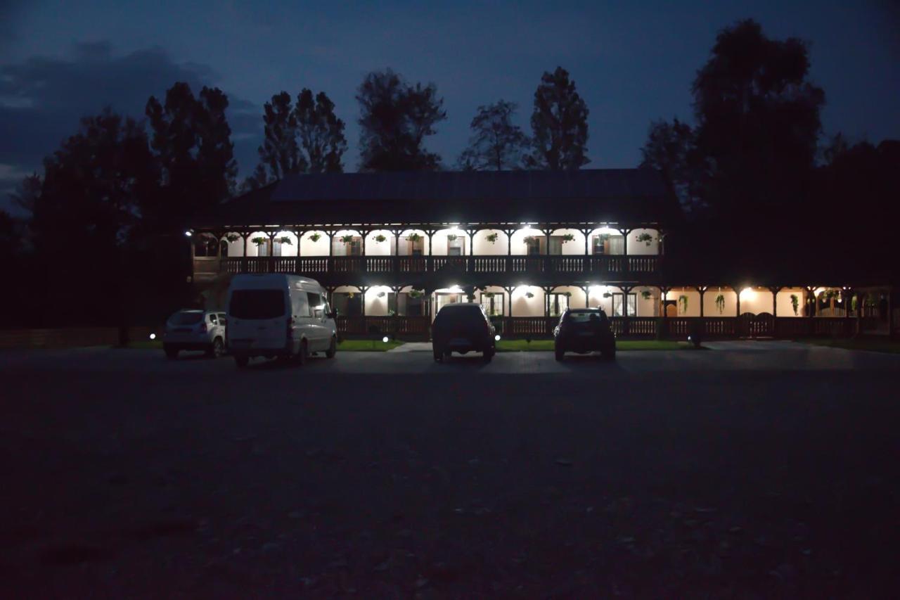 Conacul Cosaului Hotel Feresti Exterior photo